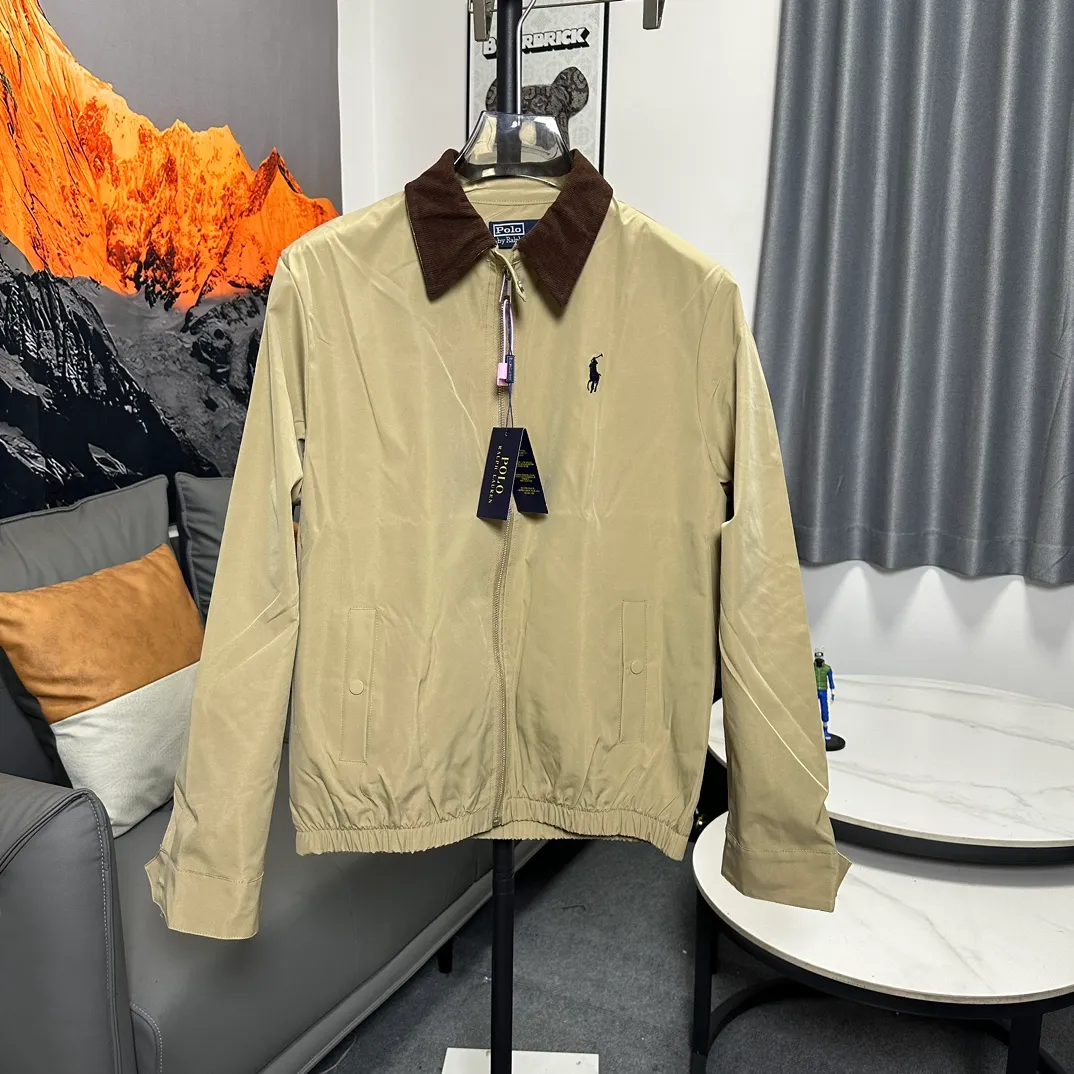 P330 (original replica) The top version of Ralph Lauren second-hand jacket. This Ralph Lauren second-hand jacket has a high usage rate in autumn and winter. The corduroy collar is very American retro and the denim shirt inside is the Brokeback Mountain outfit that was very popular last year. The inner stripe plaid is a perfect combination of temperature and trend. This is also an eternal classic that both boys and girls can wear. The fabric is really different from others. The new model is not as stiff as the old model. I think it is better to wear. It is 100% pure cotton. The hardness is just right and not that stiff!! This is this year’s upgrade, but I feel it is easier to wear. The embroidery on the chest is made of German Oman embroidery fiber with original data. The embroidery process is very particular. It uses Japanese Tajima machines to ensure the embroidery is exquisite and three-dimensional, which is what I said is different from the ones on the market. About the workmanship, the version is a loose version for both boys and girls!! The coat can be worn longer and is about to go out in October during the Mid-Autumn Festival. Retro will never go out of style. Color: khaki ~ black ~ navy blue size: S-XL S: bust 118, length 70, sleeve length 68, shoulder width 50 M: bust 122, length 72, sleeve length 69, shoulder width 51 L: bust 126, length 74, sleeve length 70, shoulder width 52 XL: Bust 130, length 76, sleeve length 71, shoulder width 53